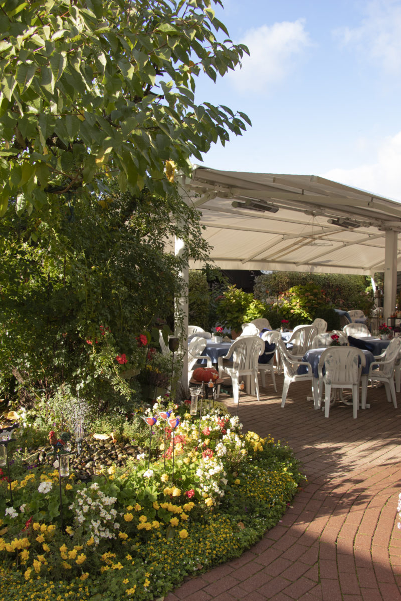 Garden with sunshade roof