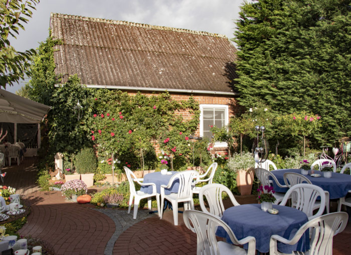 Garden with a view on the café